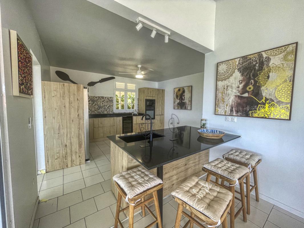 22.Location villa piscine vue mer Bouillante Guadeloupe_Cuisine vue mer